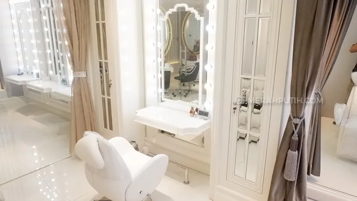 LE MERE Glam Et Beaute Lounge